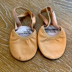 Half sole turning shoes in leather child size extra small.